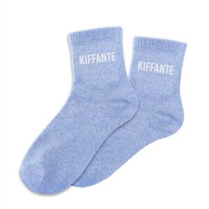 Exprimez votre joie de vivre avec nos Chaussettes Paillettes "Kiffante" ! Ces chaussettes sont parfaites pour les personnalités pétillantes qui apprécient chaque instant et veulent le montrer avec style. Elles se distinguent par leur délicate couleur bleu clair, entièrement parsemée de paillettes scintillantes. Chaque chaussette est ornée de la mention "KIFFANTE" en lettres blanches, pour un look à la fois stylé et plein d'enthousiasme.