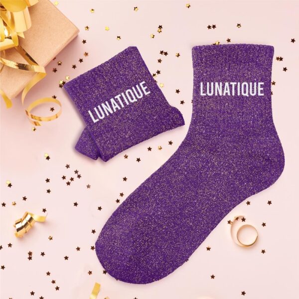 Exprimez votre personnalité unique avec nos Chaussettes Paillettes "Lunatique" ! Ces chaussettes sont parfaites pour les esprits changeants et pétillants, qui apprécient l'humour et l'originalité. Elles se distinguent par leur couleur violette intense, entièrement parsemée de paillettes scintillantes. Chaque chaussette est ornée de la mention "LUNATIQUE" en lettres blanches, pour un look à la fois stylé et plein d'autodérision.