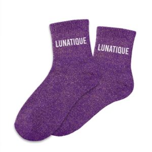 Exprimez votre personnalité unique avec nos Chaussettes Paillettes "Lunatique" ! Ces chaussettes sont parfaites pour les esprits changeants et pétillants, qui apprécient l'humour et l'originalité. Elles se distinguent par leur couleur violette intense, entièrement parsemée de paillettes scintillantes. Chaque chaussette est ornée de la mention "LUNATIQUE" en lettres blanches, pour un look à la fois stylé et plein d'autodérision.