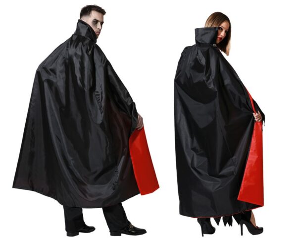 Une longue cape de vampire réversible, de couleur noire à l'extérieur et rouge à l'intérieur. La cape possède un grand col rigide