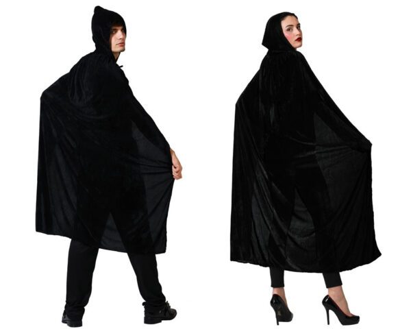 Longue cape de déguisement en velours noir avec une capuche. La cape est ample et longue