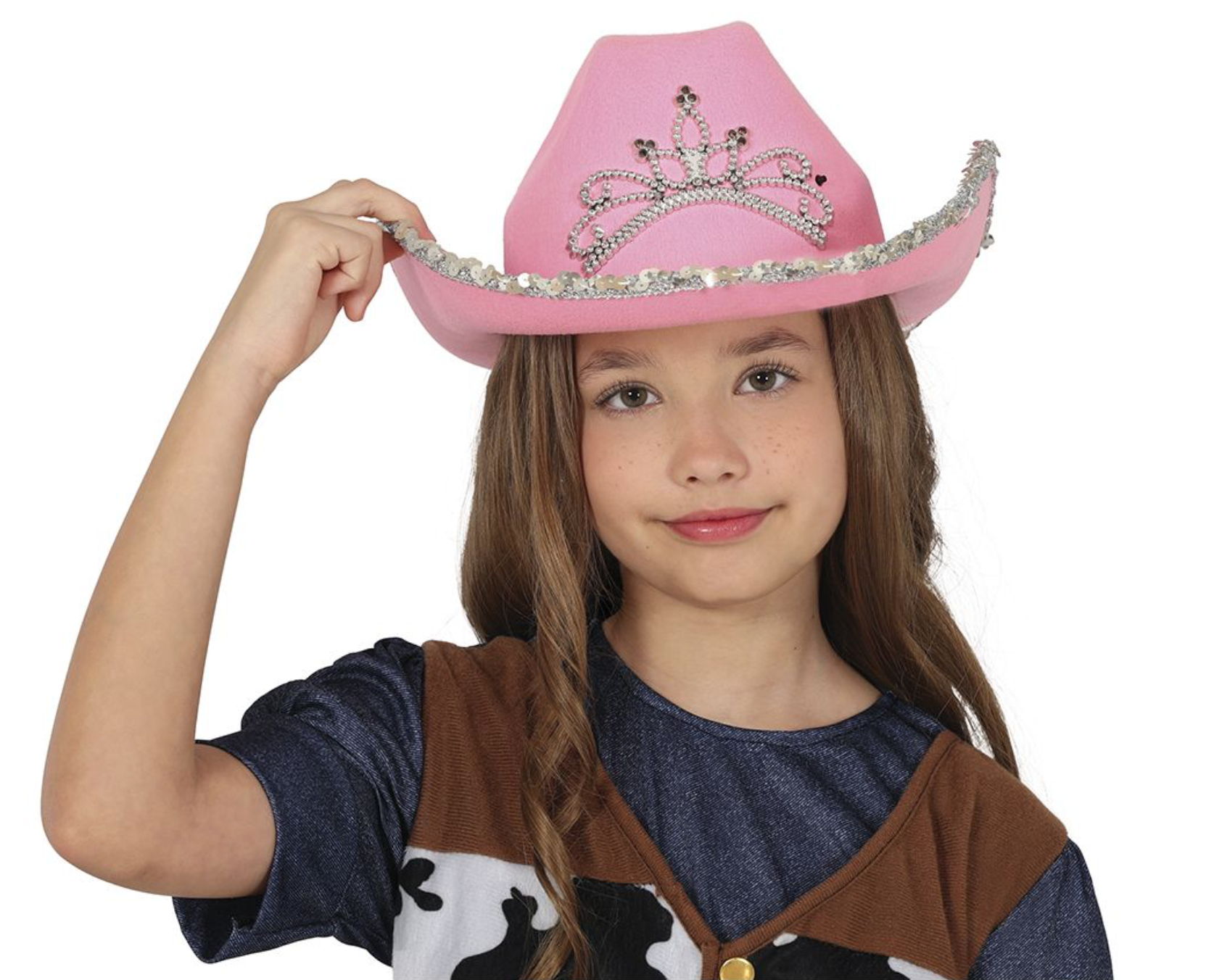 Un chapeau de cowgirl rose en feutre, posé sur un fond blanc. Le chapeau est orné d'une grande couronne en strass sur le devant et de sequins argentés le long du bord.