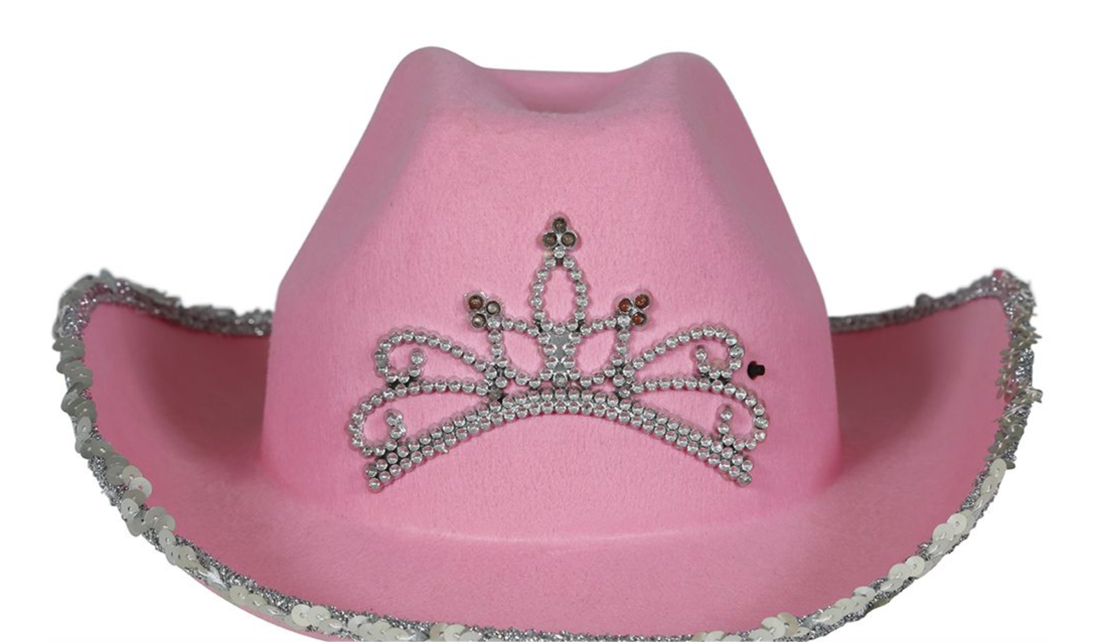 Un chapeau de cowgirl rose en feutre, posé sur un fond blanc. Le chapeau est orné d'une grande couronne en strass sur le devant et de sequins argentés le long du bord."