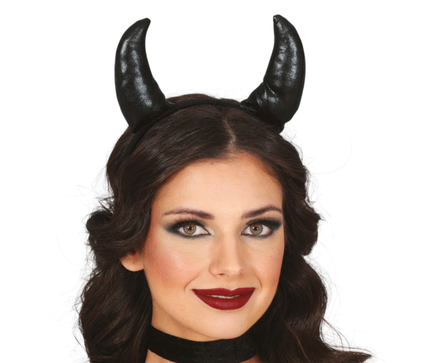 Pour un look d'Halloween qui combine élégance et effroi, ce serre-tête cornes de démon noir est l'accessoire qu'il vous faut.