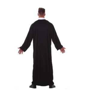 Déguisement de prêtre, composé d'une longue robe noire avec une grande croix dorée sur le devant et un col blanc.
