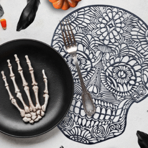 Pour une décoration de table qui sort de l'ordinaire, ce dessous de plat tête de mort est l'accessoire qu'il vous faut.