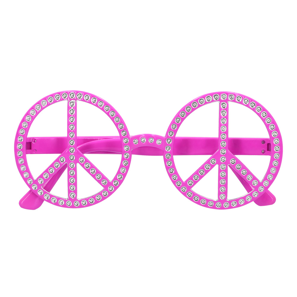 Une paire de lunettes de soleil de déguisement, avec une monture en plastique rose. Les verres sont transparents, mais un motif de symbole 'Peace and Love' est intégré à l'intérieur de chaque cercle de la monture. Le contour des symboles est décoré de petits strass blancs.
