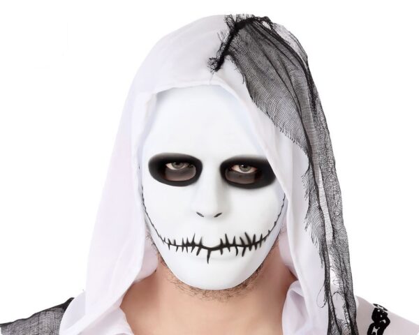 masque d'horreur blanc avec les contours des yeux peints en noir. La bouche est dessinée avec des points de couture noirs qui la scellent.