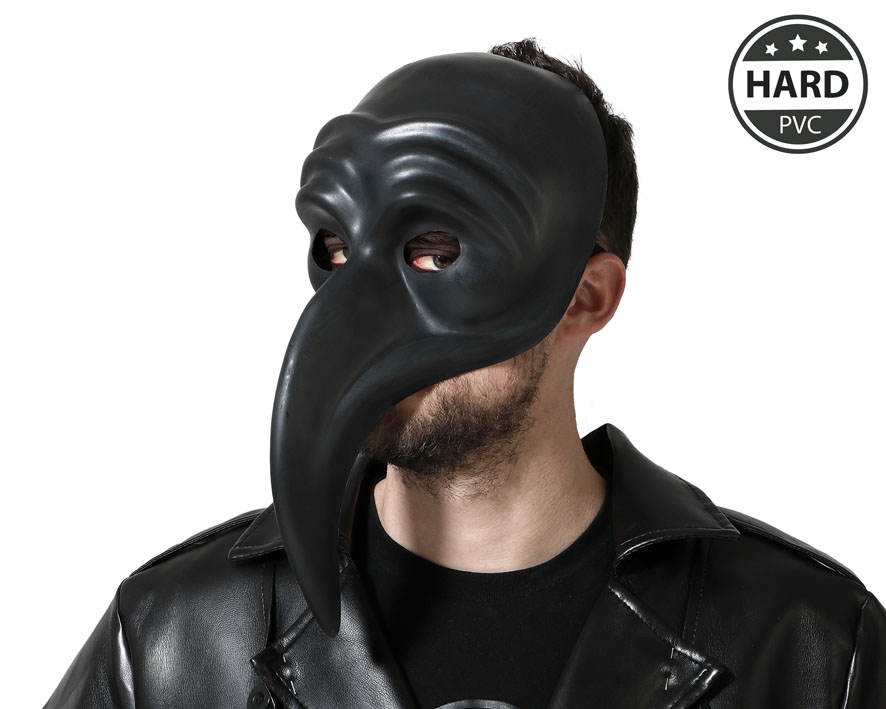 Un homme portant un masque noir brillant en PVC en forme de bec, caractéristique des médecins de la Peste.