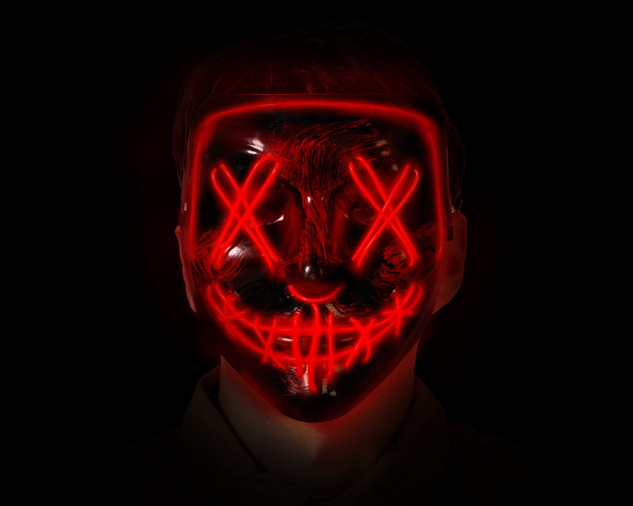 Un masque d'horreur en PVC rigide de couleur noire. Le masque est illuminé par des lignes rouges qui forment un "X" sur les yeux et une bouche cousue.