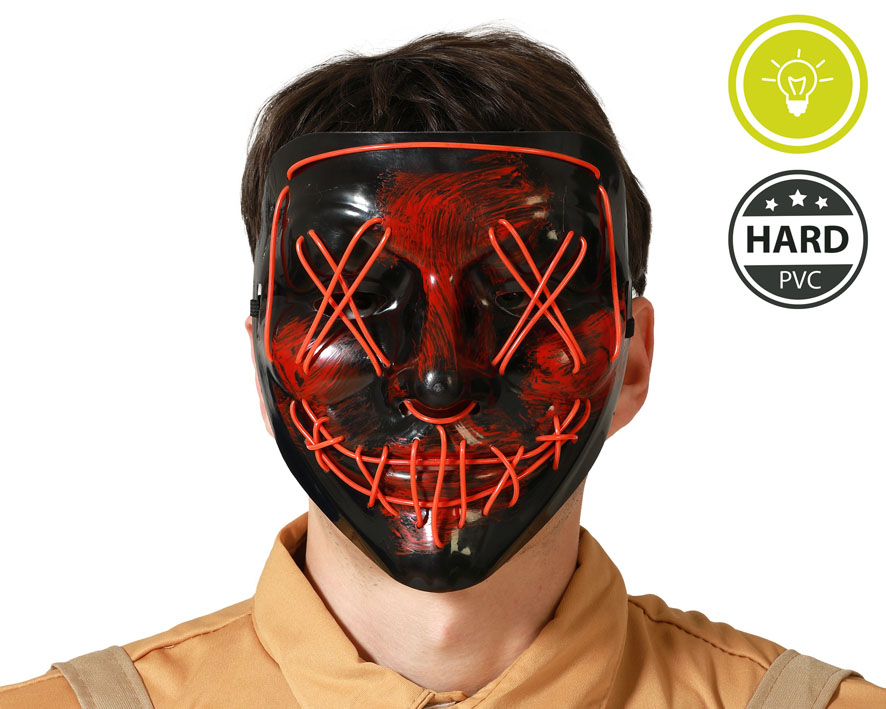 Un masque d'horreur en PVC rigide de couleur noire. Le masque est illuminé par des lignes rouges qui forment un "X" sur les yeux et une bouche cousue.