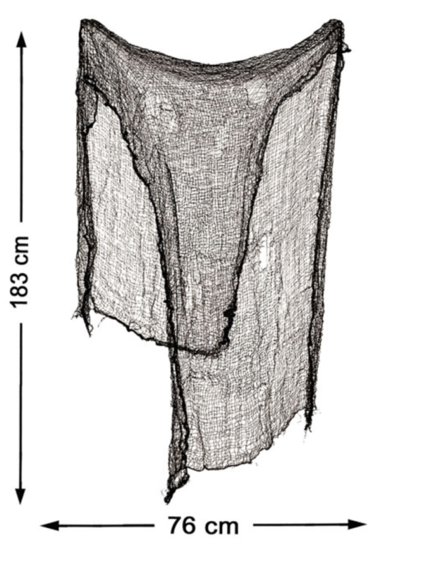 Un rideau de décoration en toile noire et effilochée, avec les dimensions de 183 cm de hauteur et 76 cm