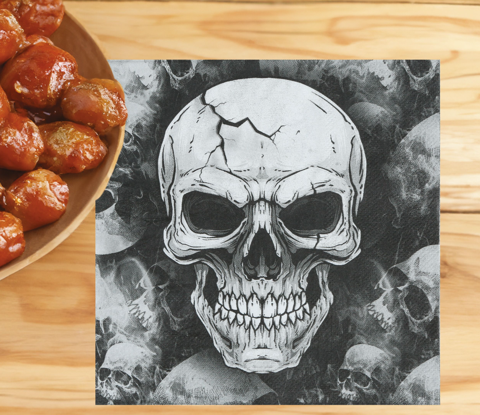 Le graphisme de ces serviettes est particulièrement percutant, avec un style digne d'une illustration de bande dessinée d'horreur. Elles sont idéales pour essuyer les doigts après avoir dégusté un plat "sanglant" d'Halloween.
