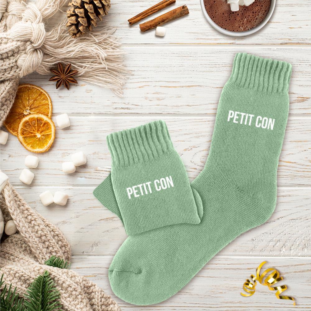 Offrez ces chaussettes "Petit Con" à l'ami, le frère, ou le partenaire qui aime les blagues et qui a un côté insolent. Elles sont un excellent cadeau d'appoint pour Noël, un anniversaire ou un Secret Santa. La matière polaire est unisexe et le message est universellement drôle (entre amis).