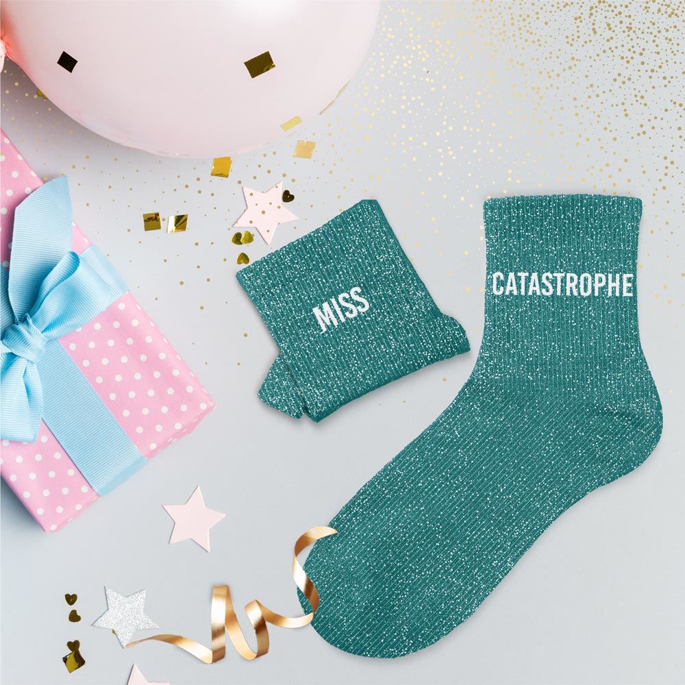 Pour affirmer votre personnalité avec humour, ces chaussettes à paillettes "Miss Catastrophe" sont le choix idéal