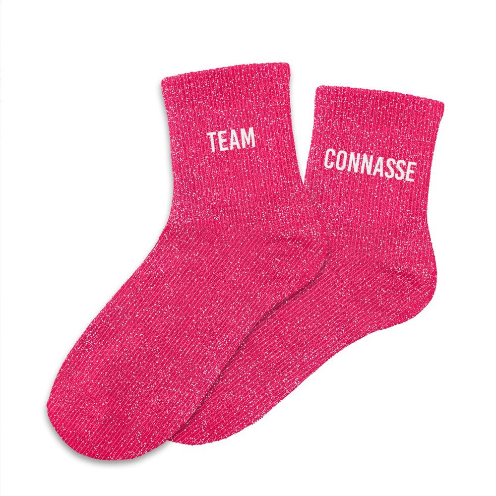 Pour un look qui allie humour et style, ces chaussettes à paillettes "Team Connasse" sont le choix idéal.