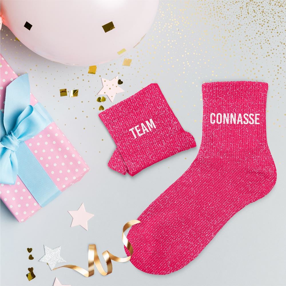 Pour un look qui allie humour et style, ces chaussettes à paillettes "Team Connasse" sont le choix idéal.