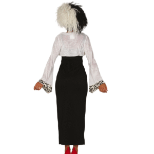 Femme portant un déguisement de Cruella d'Enfer/Ensorceleuse, comprenant une robe longue noire fendue et un boléro blanc avec des accents à motifs noir et blanc.