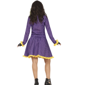Femme portant un déguisement de super-vilaine style Joker, composé d'un tailleur violet à rayures, d'une jupe courte, d'une chemise et cravate vertes, avec des accents jaunes.