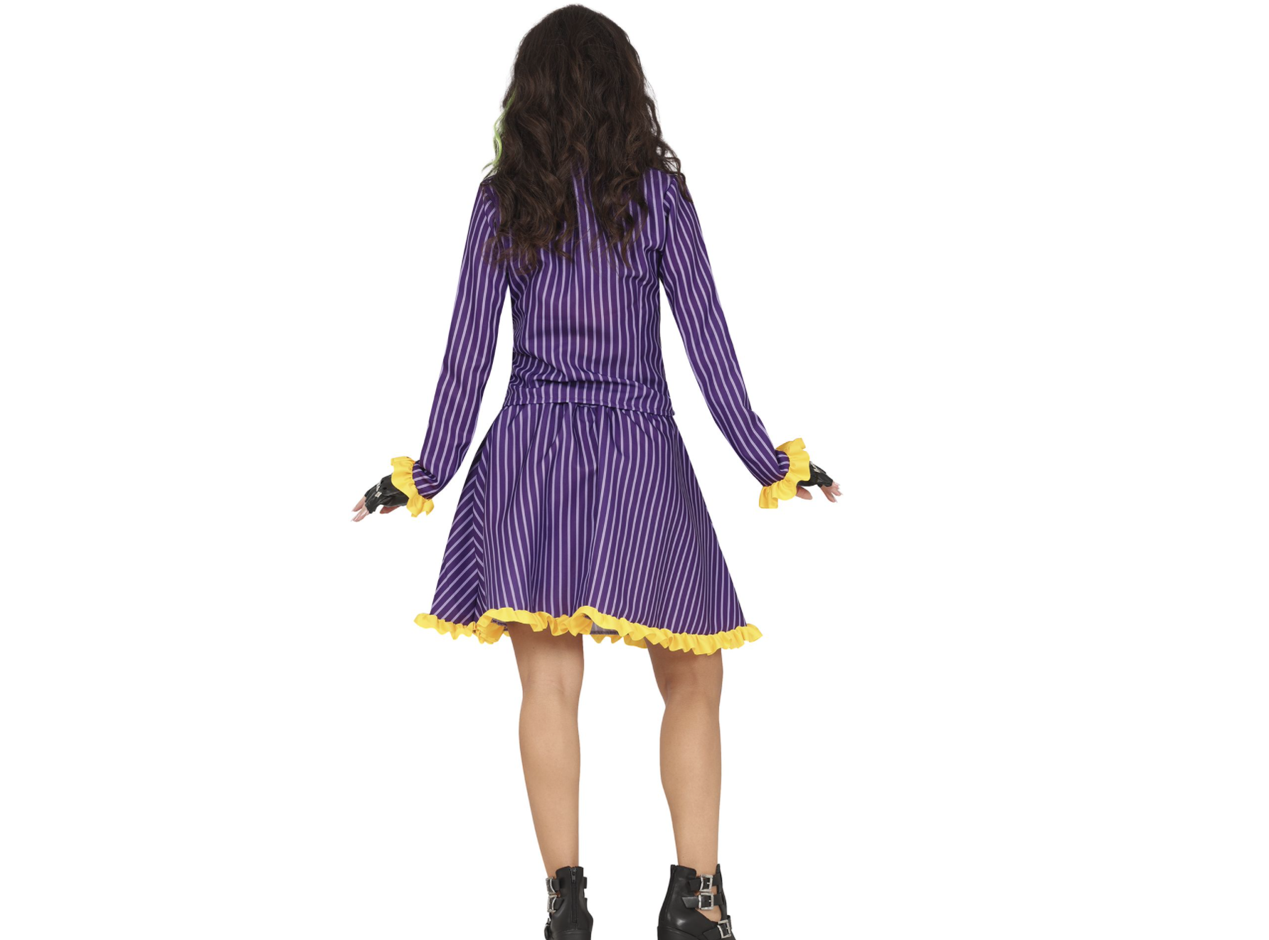 Femme portant un déguisement de super-vilaine style Joker, composé d'un tailleur violet à rayures, d'une jupe courte, d'une chemise et cravate vertes, avec des accents jaunes.