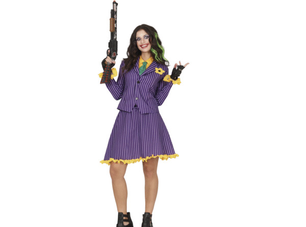 Femme portant un déguisement de super-vilaine style Joker, composé d'un tailleur violet à rayures, d'une jupe courte, d'une chemise et cravate vertes, avec des accents jaunes.