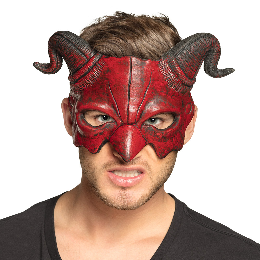 Ce masque de Démon est parfait pour ceux qui recherchent un déguisement simple mais très efficace pour Halloween. L'aspect texturé et fendu du matériau (ressemblant à du latex ou du plastique rigide) lui donne un réalisme saisissant, évoquant une divinité païenne ou un démon antique. Il se porte facilement grâce à un élastique ou des liens (implicite).