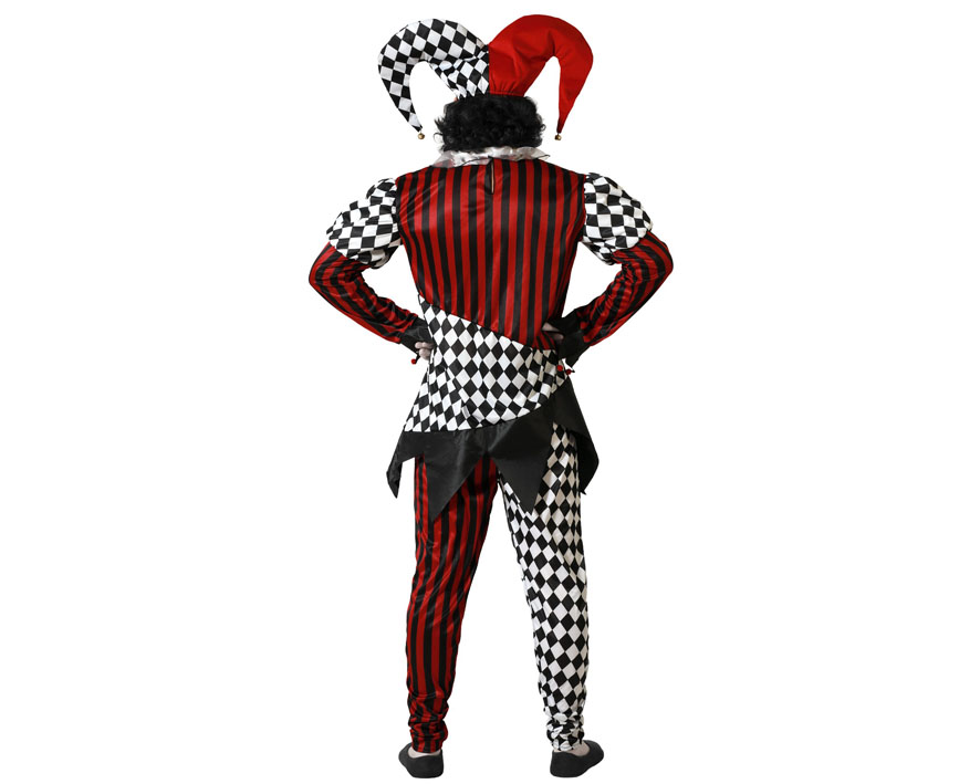 Déguisement d'Arlequin Maléfique pour adulte, avec un motif asymétrique de damier noir et blanc et de rayures rouges et noires. Le costume est composé d'un haut de bouffon et d'un pantalon assorti.