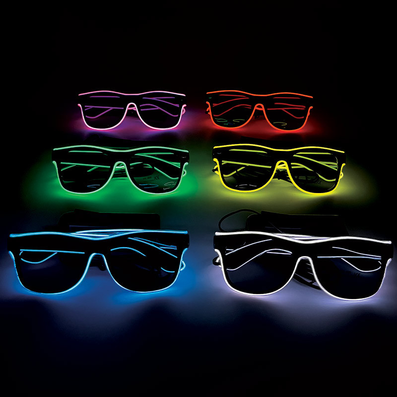 Créez une ambiance électrisante avec ces Lunettes à LED inspirées du style néon. Ces lunettes sont l'accessoire idéal pour compléter un déguisement ou simplement ajouter une touche glow à votre tenue. Elles sont légères et confortables, vous permettant de faire la fête toute la nuit. Préparez-vous à illuminer la piste de danse !
