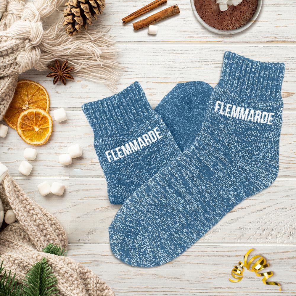 Paire de chaussettes polaires épaisses de couleur bleu chiné pailleté, avec le mot "FLEMMARDE" imprimé en blanc sur les deux pieds.