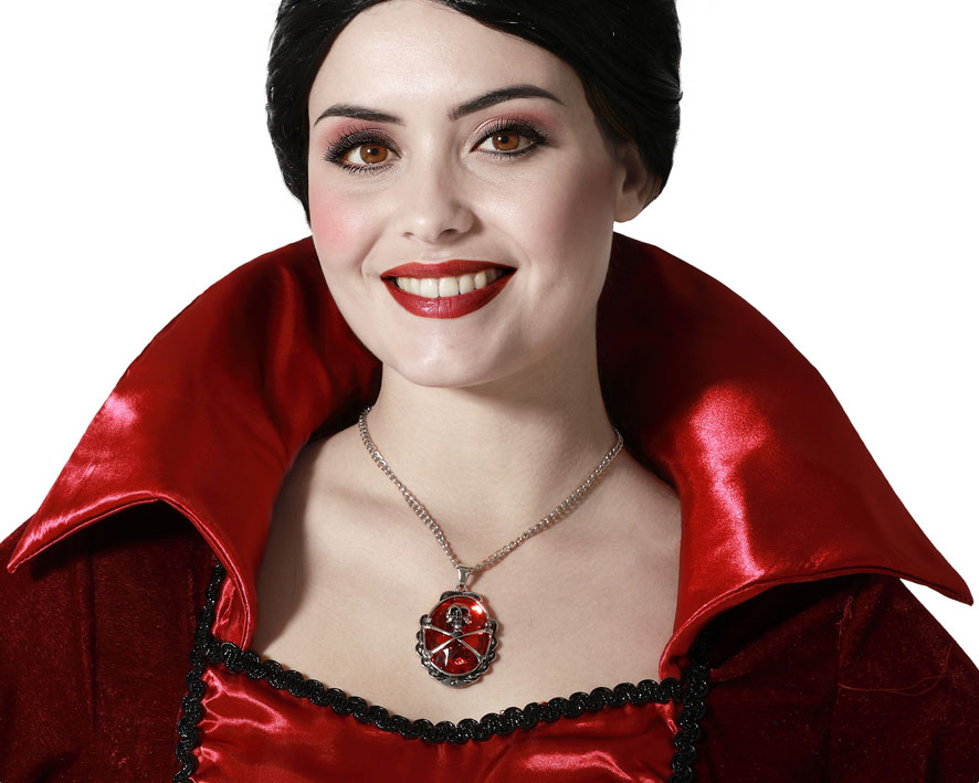 Collier de déguisement avec une chaîne argentée et un pendentif rouge et argenté représentant un crâne et des os croisés.