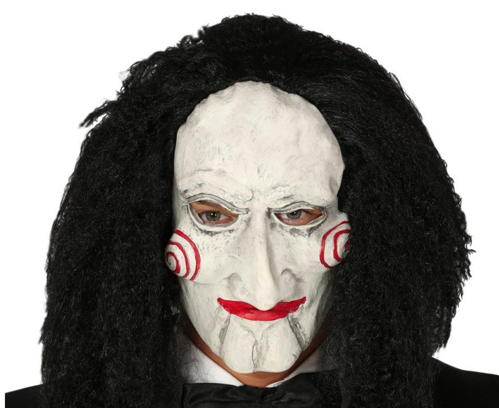Masque intégral de marionnette tueur en latex, de couleur blanche, avec des spirales rouges sur les joues, des lèvres rouges et des cheveux noirs bouclés attachés.