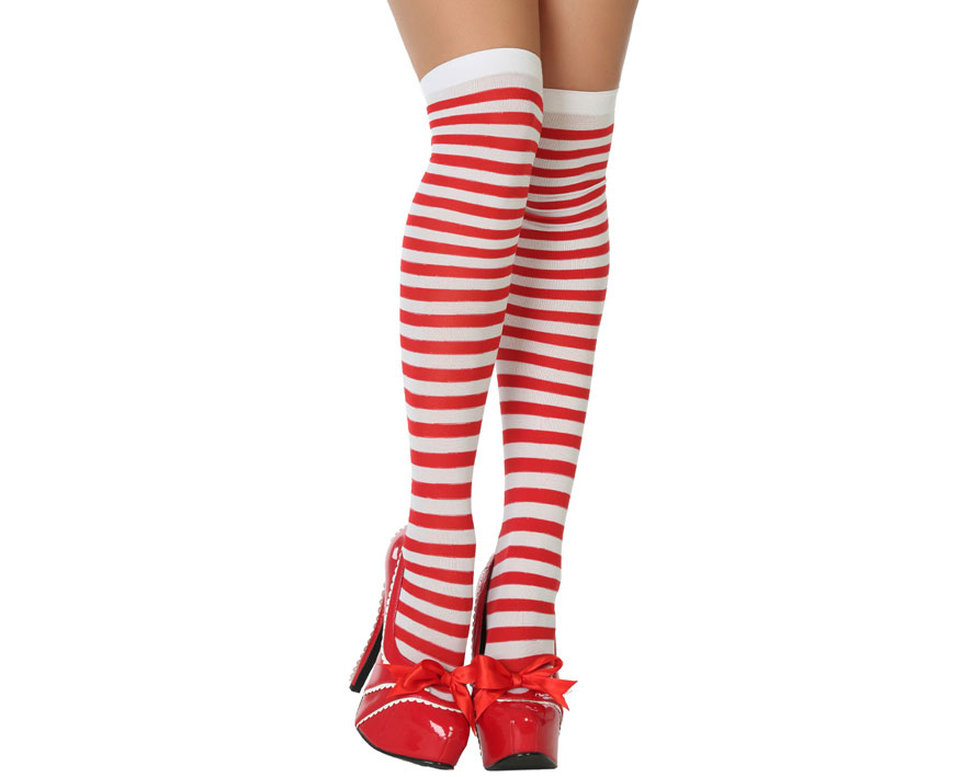 Paire de bas montants, au-dessus du genou, à rayures horizontales rouges et blanches, portés avec des chaussures rouges.