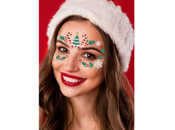 Bijoux de visage éphémères de Noël, formant un motif en arc composé d'un sapin, de cannes à sucre, de houx et de flocons de neige pailletés rouges, verts, blancs et dorés.