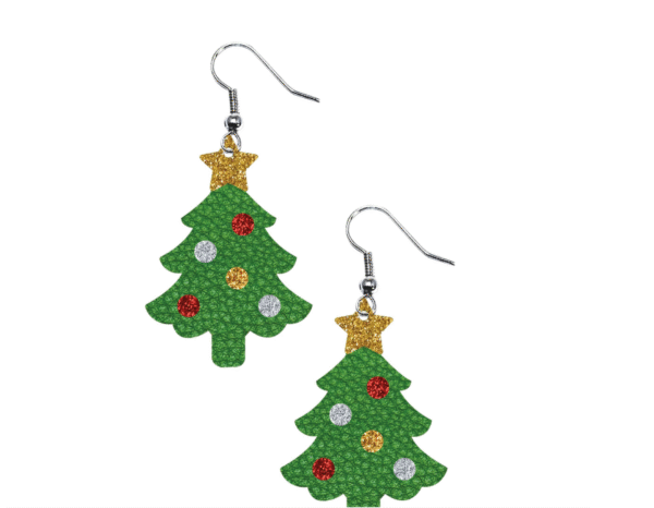 Paire de boucles d'oreilles pendantes en forme de sapin de Noël vert pailleté, décorées de boules et surmontées d'une étoile dorée.