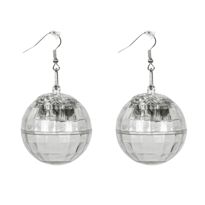 Paire de boucles d'oreilles pendantes composées de boules disco à facettes transparentes et lumineuses avec des crochets en métal.
