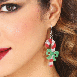 Paire de boucles d'oreilles pendantes en forme de sucre d'orge rouge et blanc pailleté, décoré d'un nœud papillon vert pailleté.