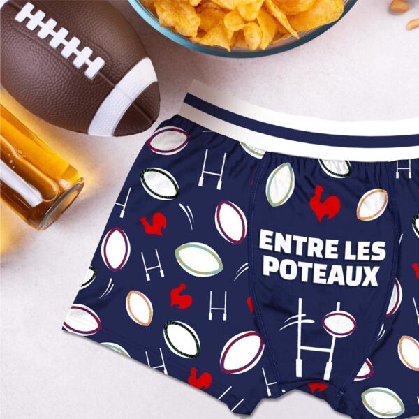 Boxer pour homme de couleur bleu marine, imprimé de ballons de rugby et de coqs, avec l'inscription humoristique "ENTRE LES POTEAUX".