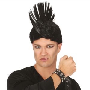 Bracelet large en cuir noir orné d'un crâne argenté central et de deux rangées de clous métalliques pointus.