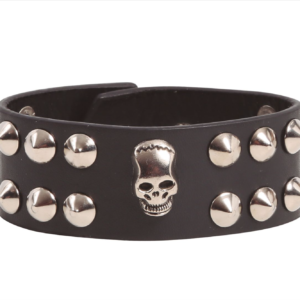 Bracelet large en cuir noir orné d'un crâne argenté central et de deux rangées de clous métalliques pointus.