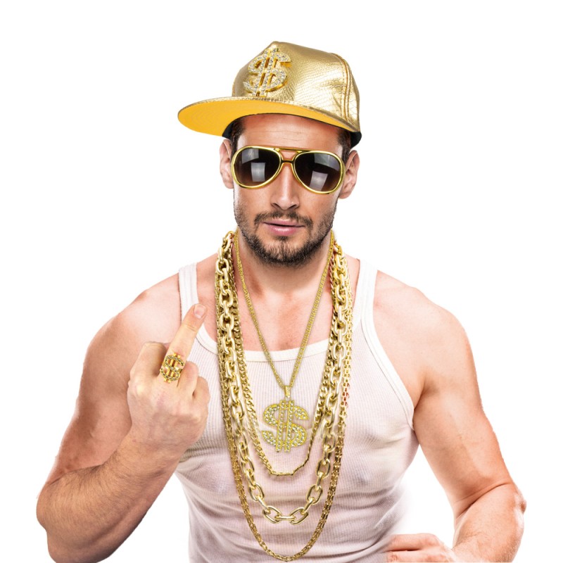 Casquette dorée brillante avec texture peau de serpent et un grand signe dollar orné de strass sur le devant.