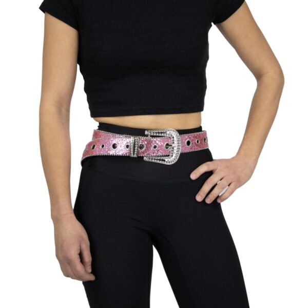 Ceinture rose pailletée avec une grande boucle argentée de style western ornée de strass et parsemée d'œillets métalliques.