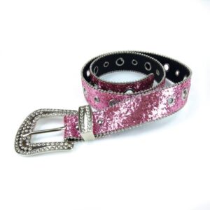 Ceinture rose pailletée avec une grande boucle argentée de style western ornée de strass et parsemée d'œillets métalliques.