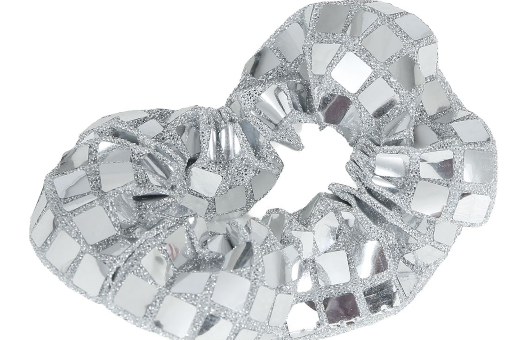 Chouchou à cheveux argenté et scintillant avec une texture à effet miroir rappelant une boule à facettes.