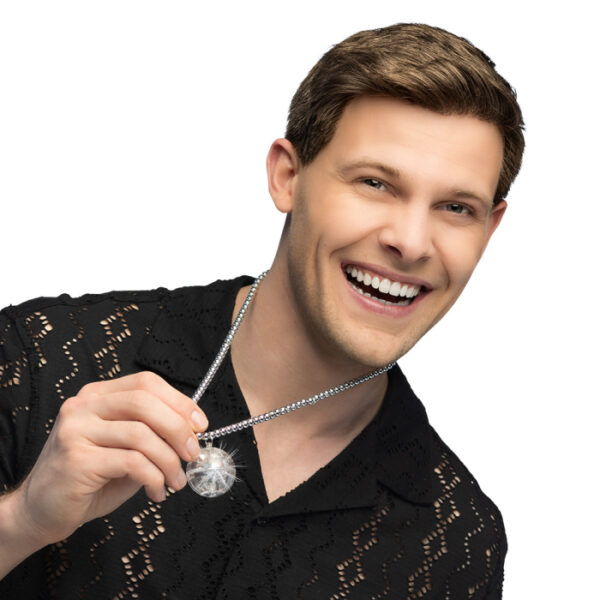 Collier boule Disco lumineuse argenté. Longue chaîne de perles et pendentif boule à facettes. L'accessoire idéal pour vos soirées disco, années 80 ou Nouvel An.