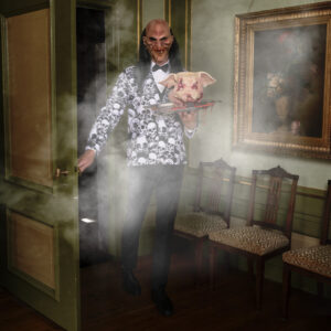 Masque de majordome effrayant en latex avec un visage très ridé, un long nez pointu, deux dents saillantes et de longs cheveux noirs lisses.