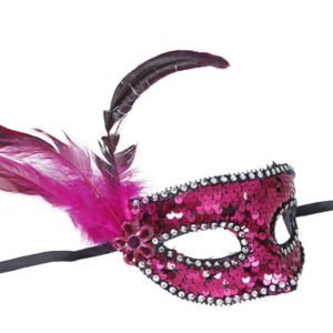 Masque loup fuchsia à sequins avec bordure perlée, fleur en strass et grandes plumes roses sur le côté.
