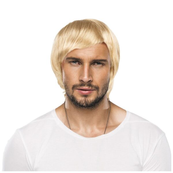 Homme portant une perruque de déguisement blonde, lisse avec une frange effilée style Boys Band des années 90.