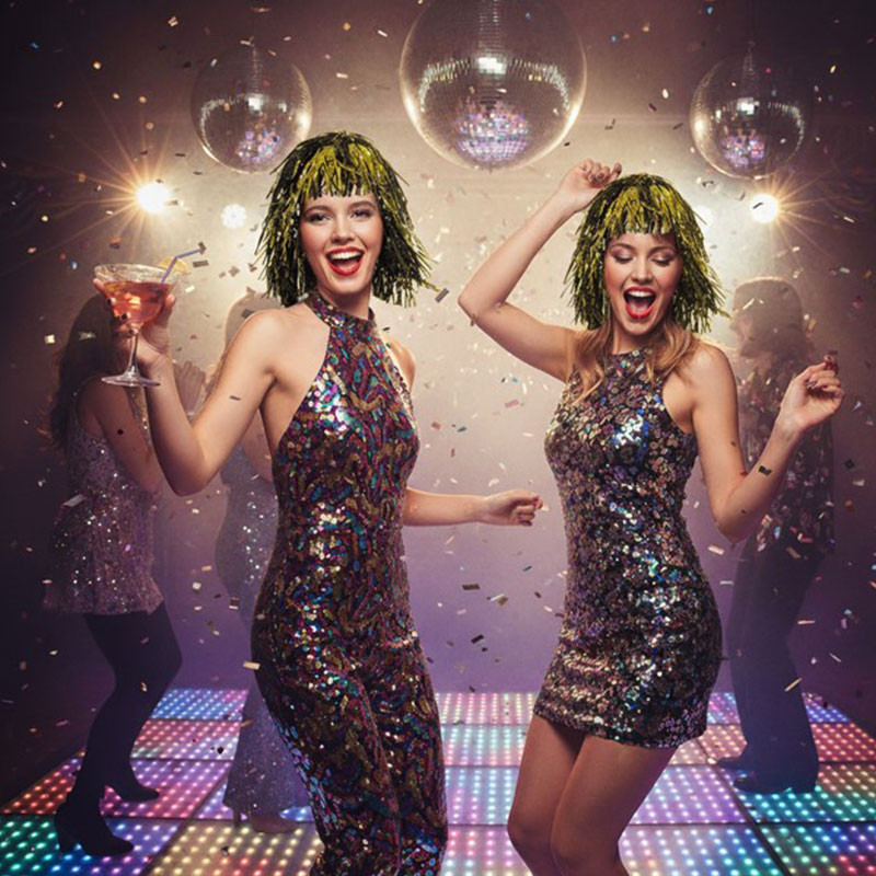 Perruque Lamée Or et Noir. Accessoire Disco ou Nouvel An à franges. Effet scintillant garanti pour une ambiance festive !