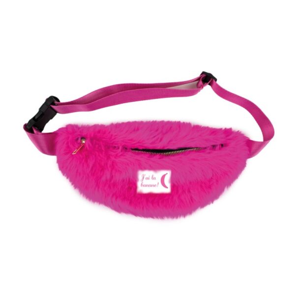 Sac banane en fausse fourrure rose fluo avec une fermeture éclair dorée et un écusson central portant l'inscription 'J'ai la banane !'.