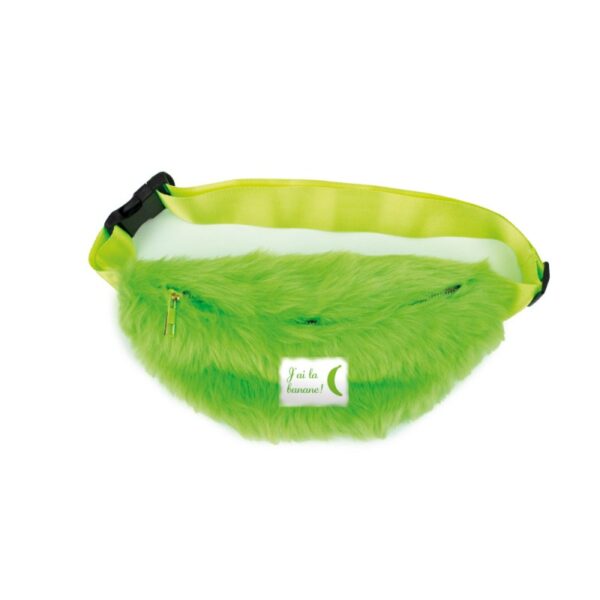 Sac banane en fausse fourrure vert fluo doté d'une fermeture éclair dorée, d'une sangle verte ajustable et d'un écusson central avec le texte 'J'ai la banane !'.